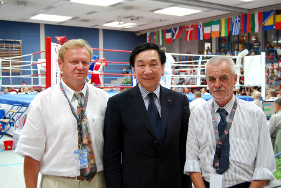 Foto: Die Organisatoren mit Ching-Kuo Wu, dem Präsident der AIBA