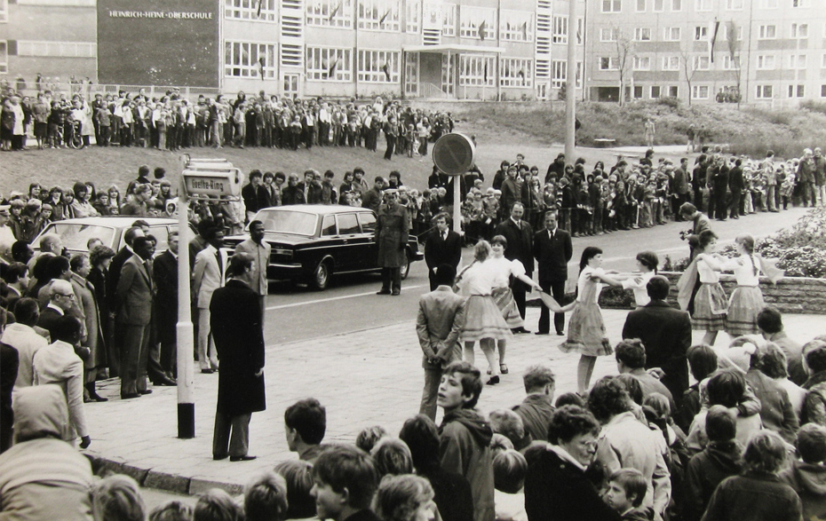 Foto: Menschen auf der Friedrich-Engels-Straße