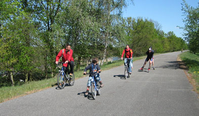 Foto: Radler auf dem Oder-Neiße-Radweg