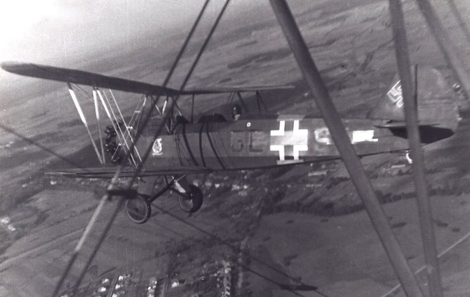 Flugzeug in der Luft über der Neumark