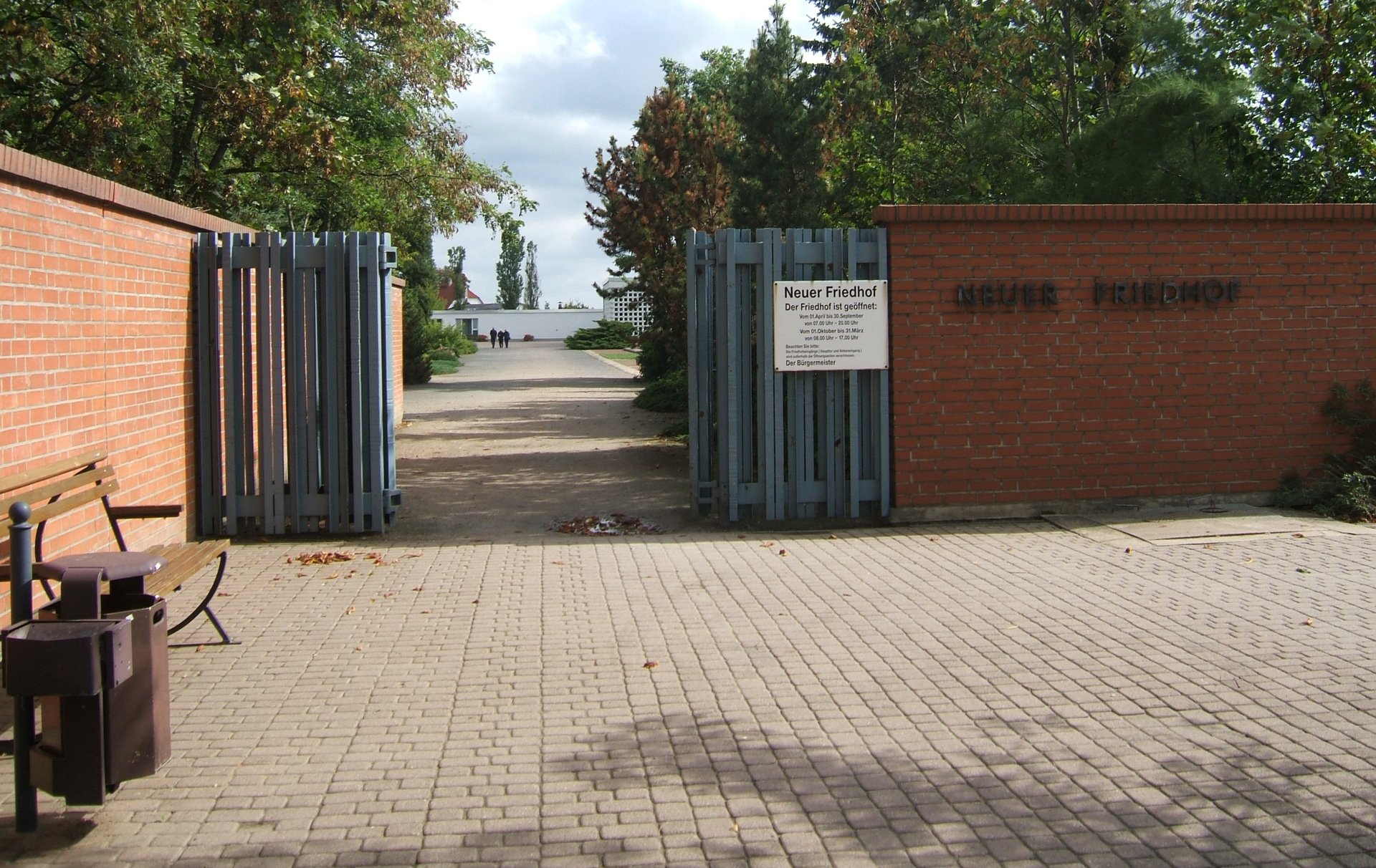 Foto: geöffneter Eingang mit Blick auf das Verwaltungsgebäude Foto: geöffneter Eingang mit Blick auf das Verwaltungsgebäude
