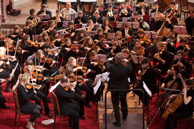 Foto: junge Musiker spielen in einer Kirche