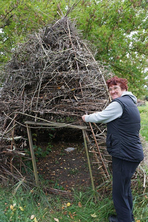 Foto: Frau an der Weidenjurte