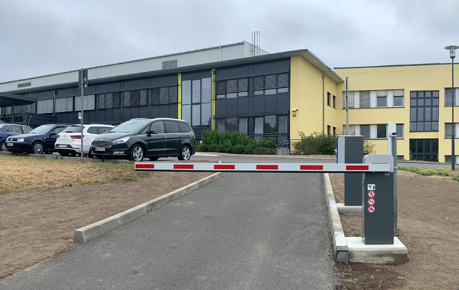 Foto: Schranke vor dem Klinikum