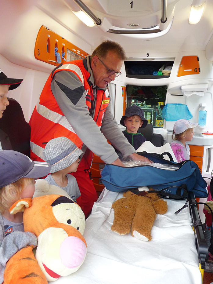 Foto: Johanniter zeigt den Kindern, wir er einen Teddy versorgt