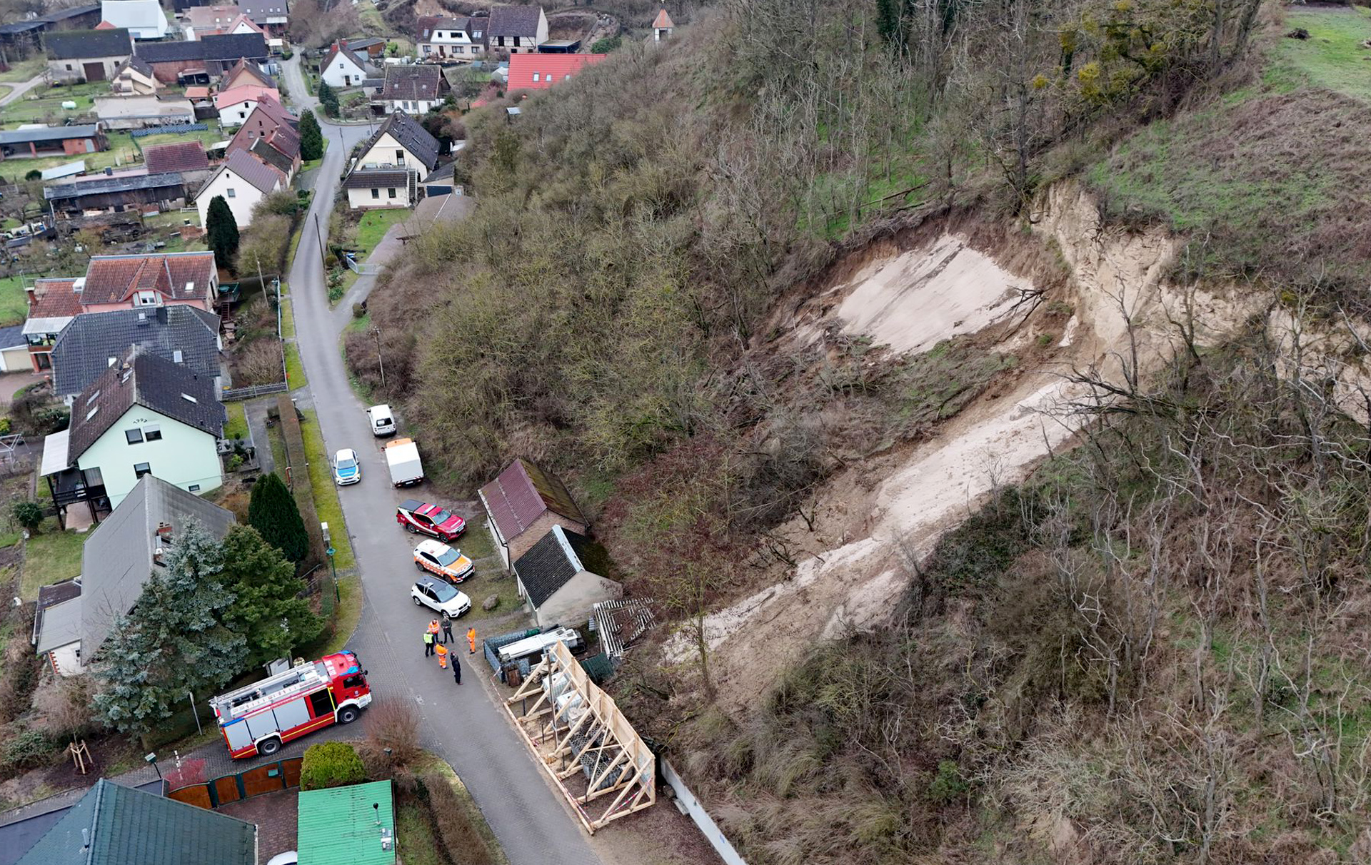 Drohnenaufnahme mit Blick auf Hang und die Sicherung an der Straße Drohnenaufnahme mit Blick auf Hang und die Sicherung an der Straße