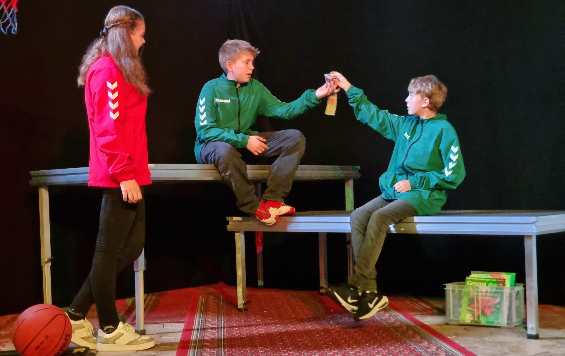 Foto: 3 Jugendliche beim Theaterspielen