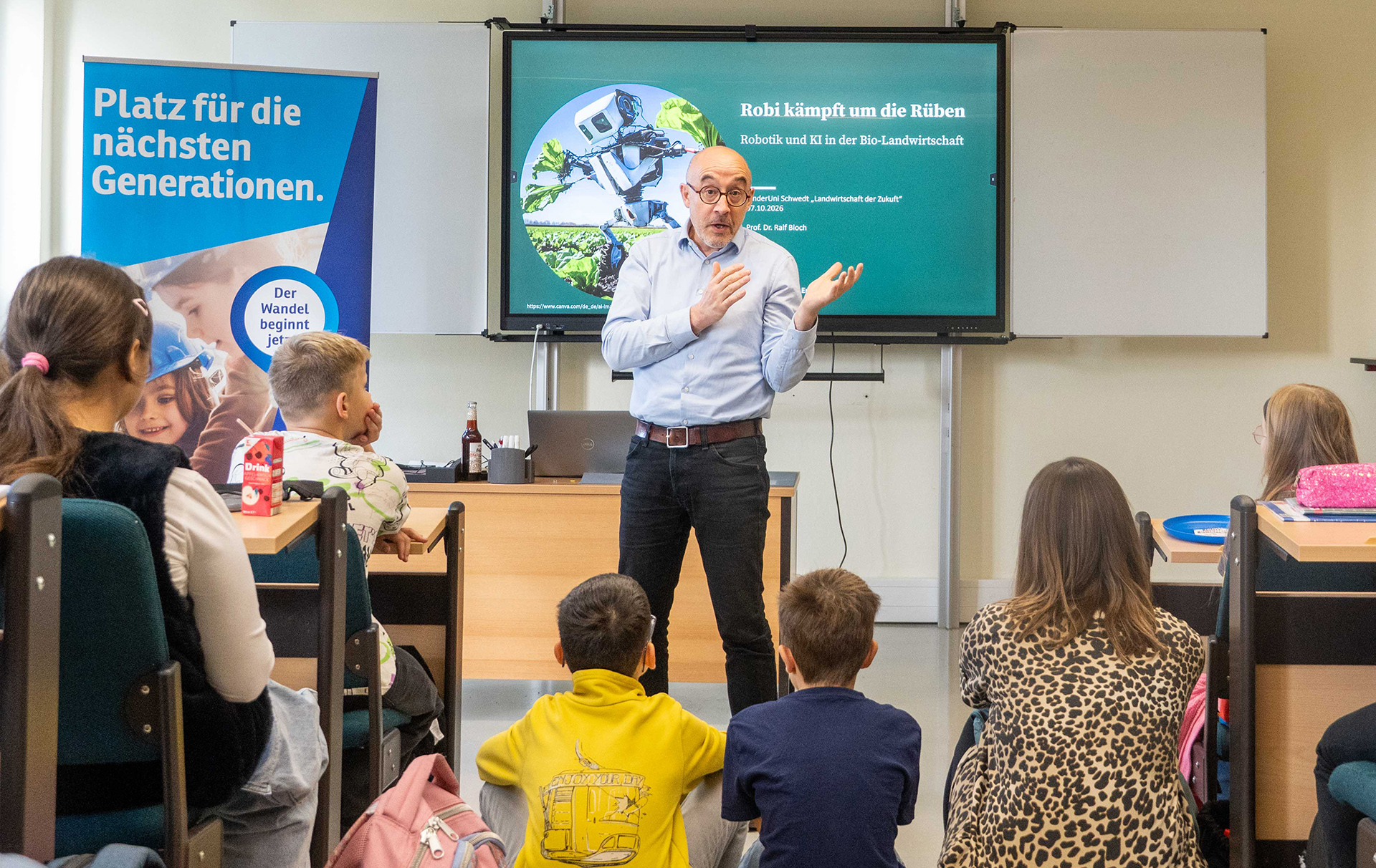Foto: Referent erklärt Kindern etwas Foto: Referent erklärt Kindern etwas
