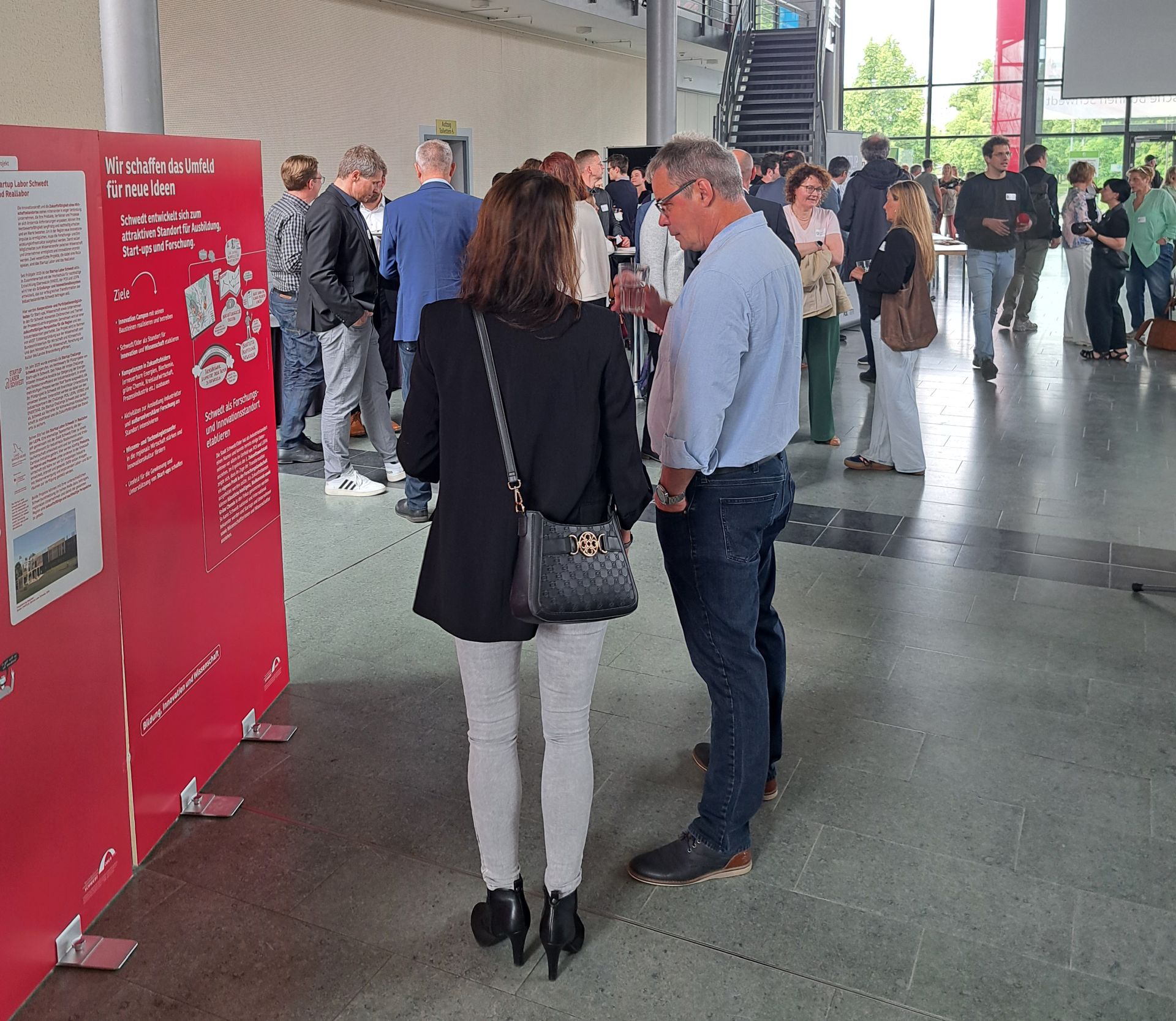 Foto: Austausch im Foyer