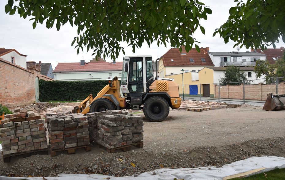 Bagger an der Baustelle Synagogenfundament