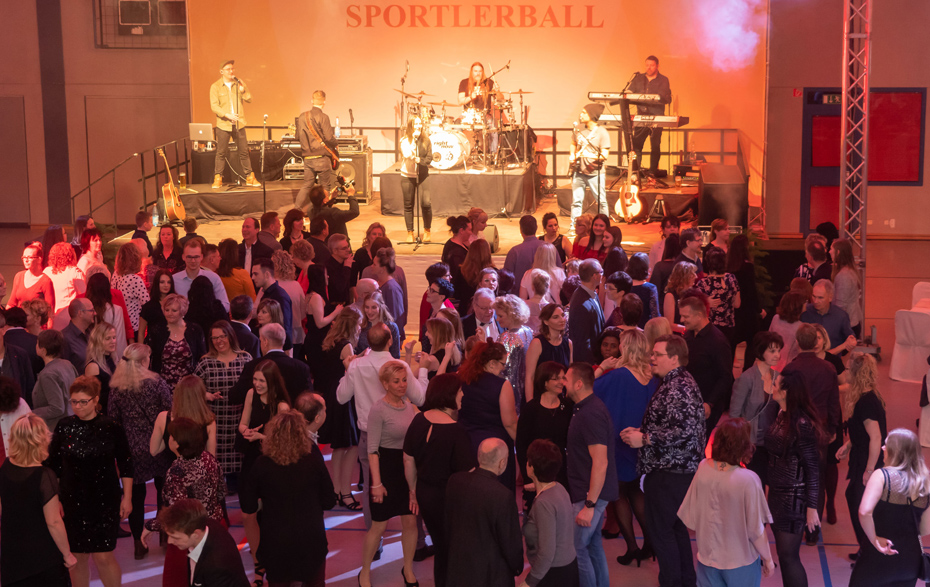 Foto: gefüllte Tanzfläche und auf der Bühne dahinter die Band