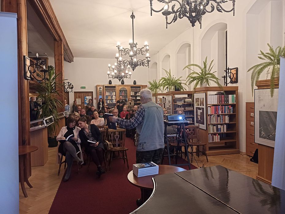 Foto: Menschen sitzen in eriner Bibliothek.