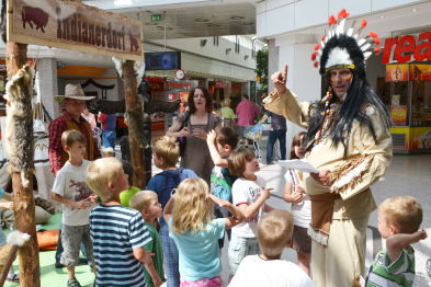 Foto: Indianerhäuptling mit Kindern im Oder-Center-Indianerfort