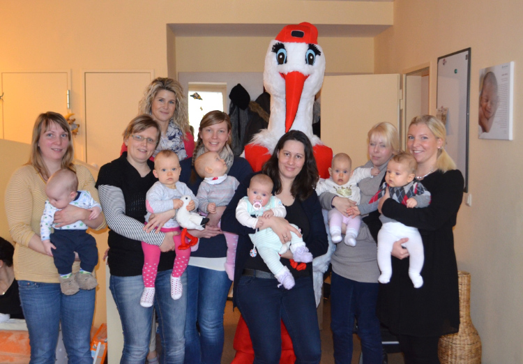 Gruppenfoto mit Flinky und Müttern mit ihren Babys