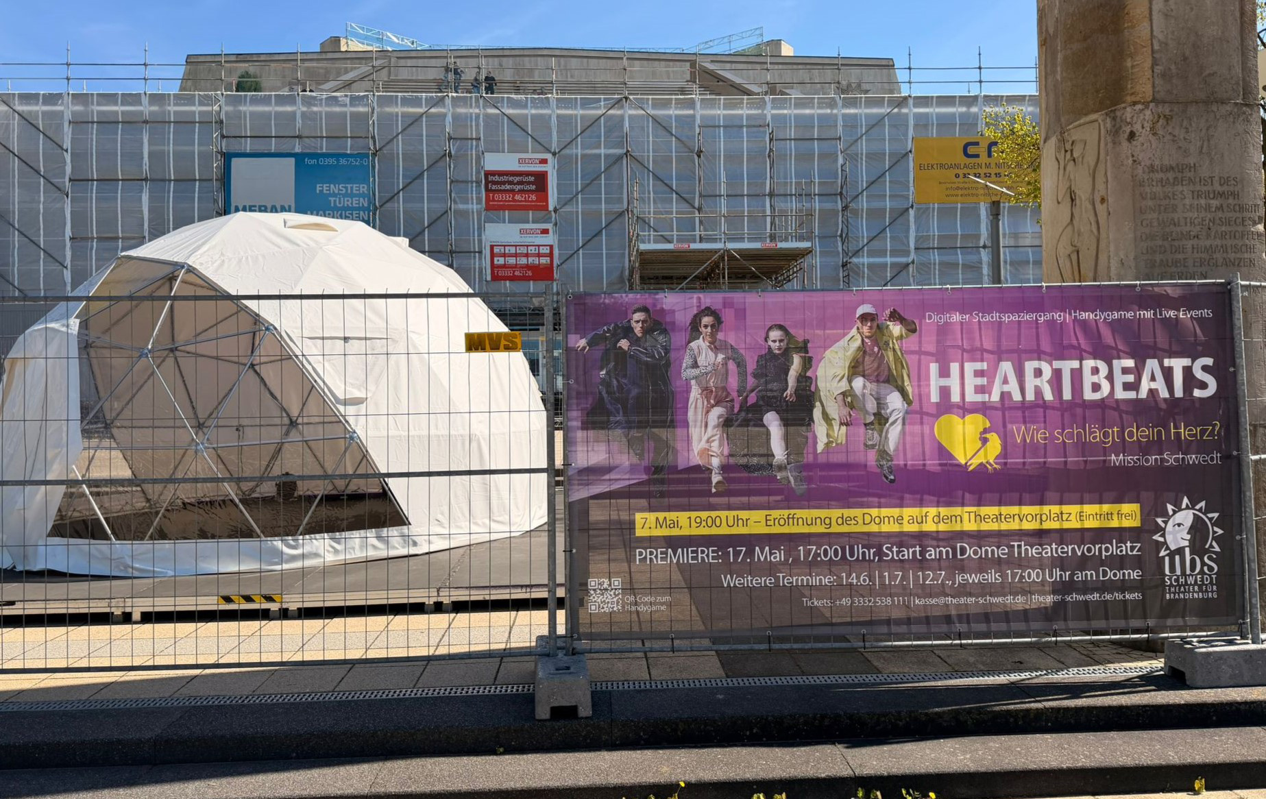 Foto: Dom und Werbebanner vor den ubs