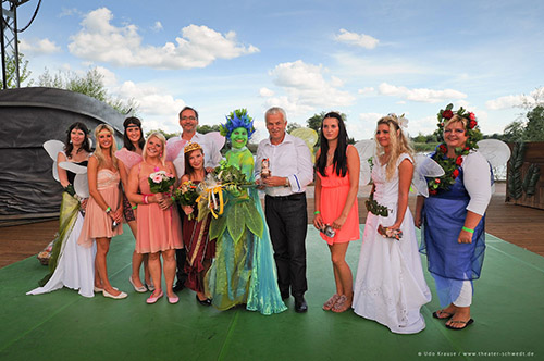 Foto: Gruppenfoto junger Mädchen mit Ministerpräsident M. Platzeck und Bürgermeister J. Polzehl in der Mitte