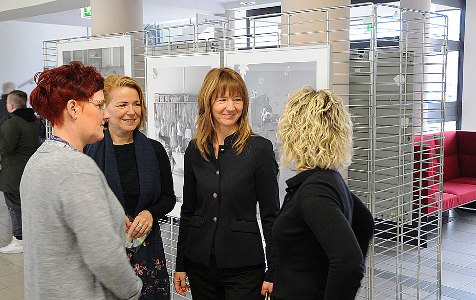 Foto: Fotoausstellung ML2 Besucher im Gespräch