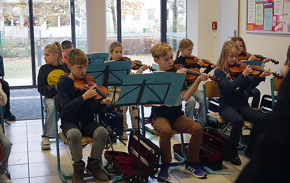 Foto: Flaggenhissung 24.11.2023 Streicherklasse der Grundschule Astrid Lindgren