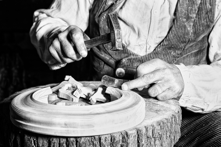 Foto: Hände eines Reifendrehers bei der Arbeit