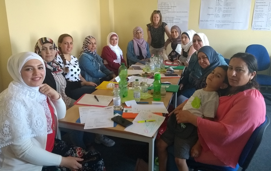 Foto: mehrere Frauen sitzen um einen Tisch herum