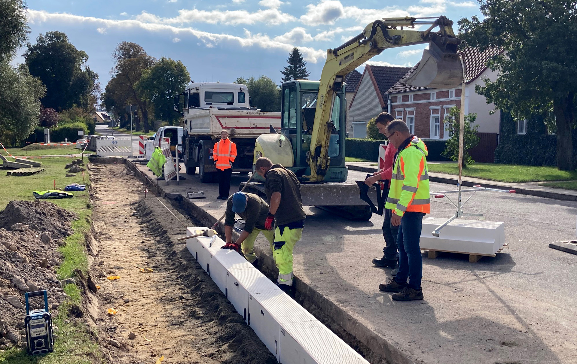 Foto: Borde werden gesetzt mit schwerer Technik