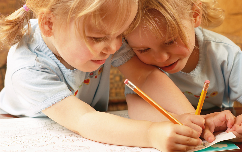 Foto: zeichnende Kinder