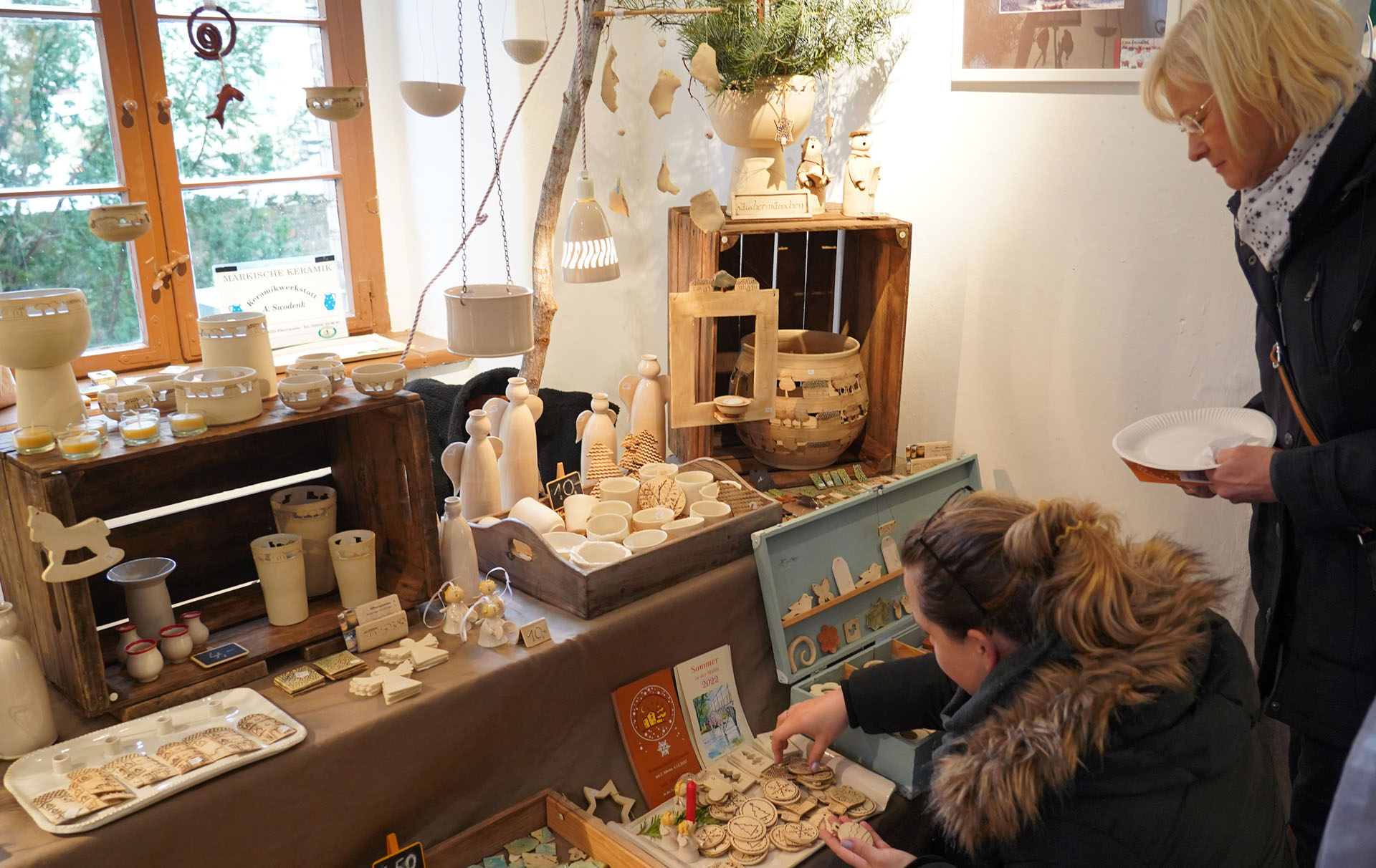 Foto: Zwei Fraen beim Betrachten des Keramik-Standes