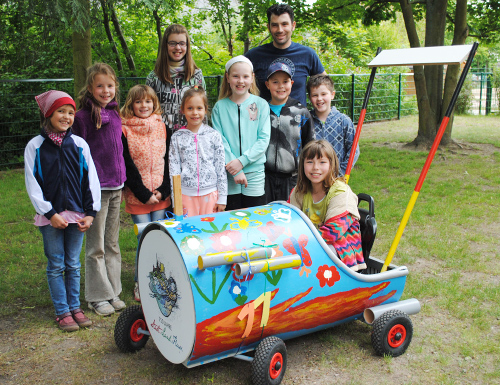 Gruppenfoto mit Seifenkiste