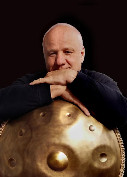 Musiker Wolfgang Ohmer mit seinem HandPan Instrument. 