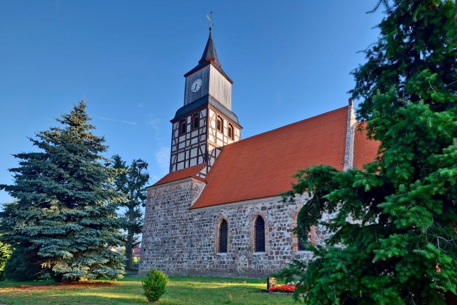 Blick auf eine Feldsteinkirche