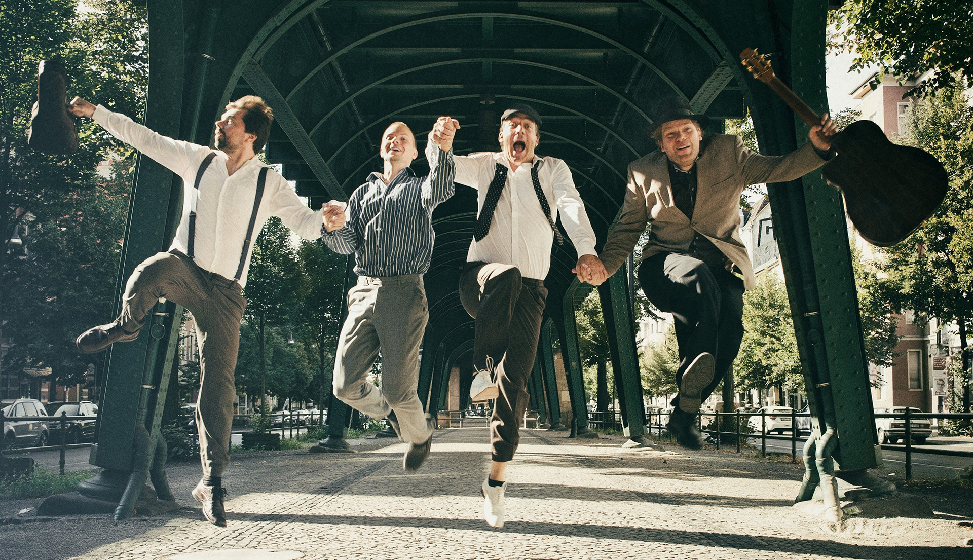 Foto: 4 Musiker springen in die Luft