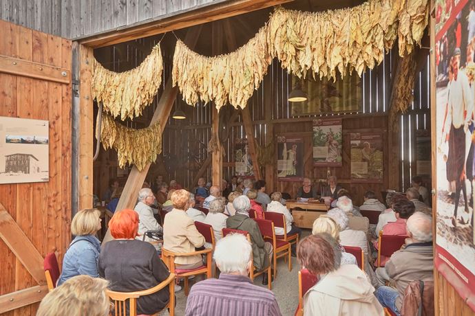 Viele Menschen sitzen in der Schuene und hören ein Programm 