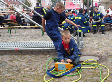 Foto: Junghelfer üben an technischen Geräten