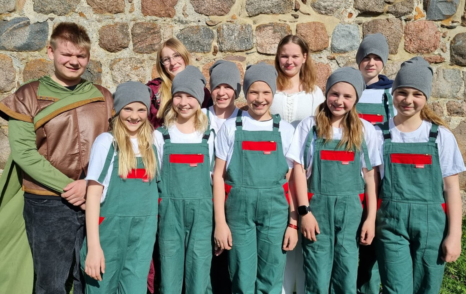 Gruppenfoto mit den jungen Darstellern des Märchens Gruppenfoto mit den jungen Darstellern des Märchens