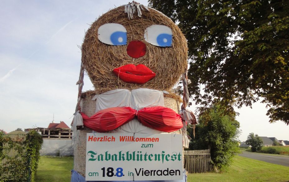 Puppe aus Strohballen mit Schild