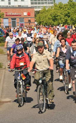 Foto: Radler mit Tourenleiter starten am Oder-Center