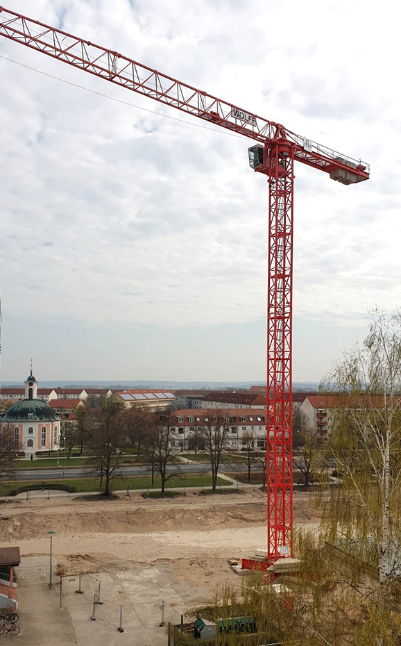 Foto: roter Kran auf der Baustelle