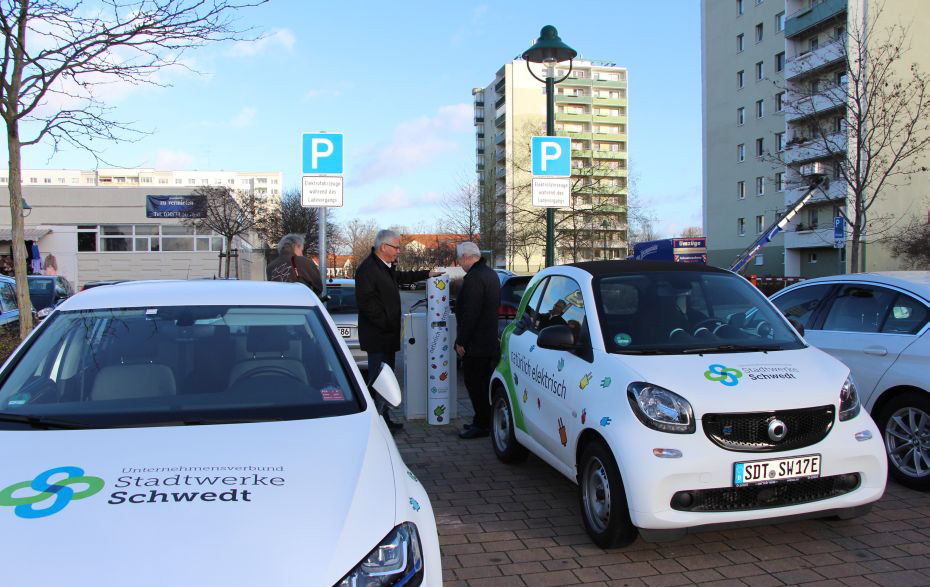 Foto: Elektroautos der Stadtwerke vor der Ladesäule