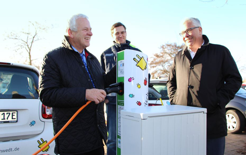 Foto: 3 Männer an der Ladesäule