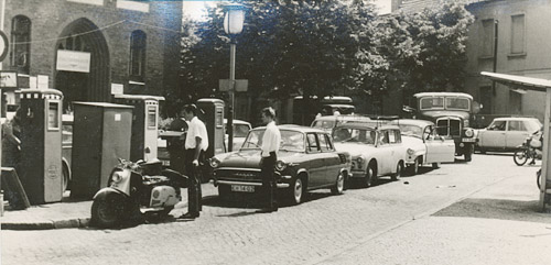 Foto: Tankstelle mit Autos