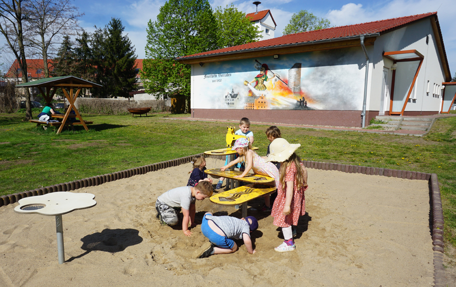 Foto: Kinder am Spielgerät