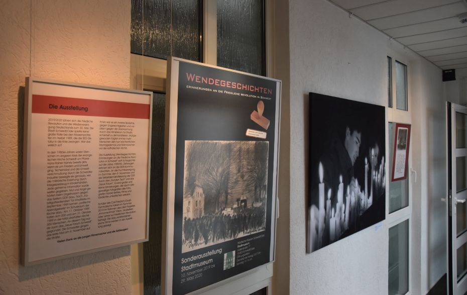 Plakat der Ausstellung und ein Bild auf dem Jugendliche Kerzen anzünden