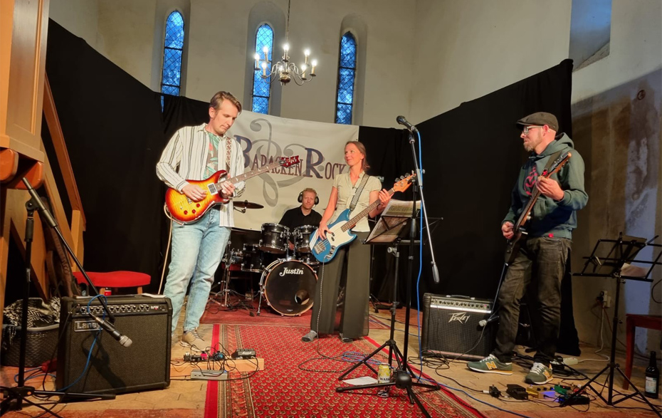 Foto: 4-köpfige Band spielt in der Kirche