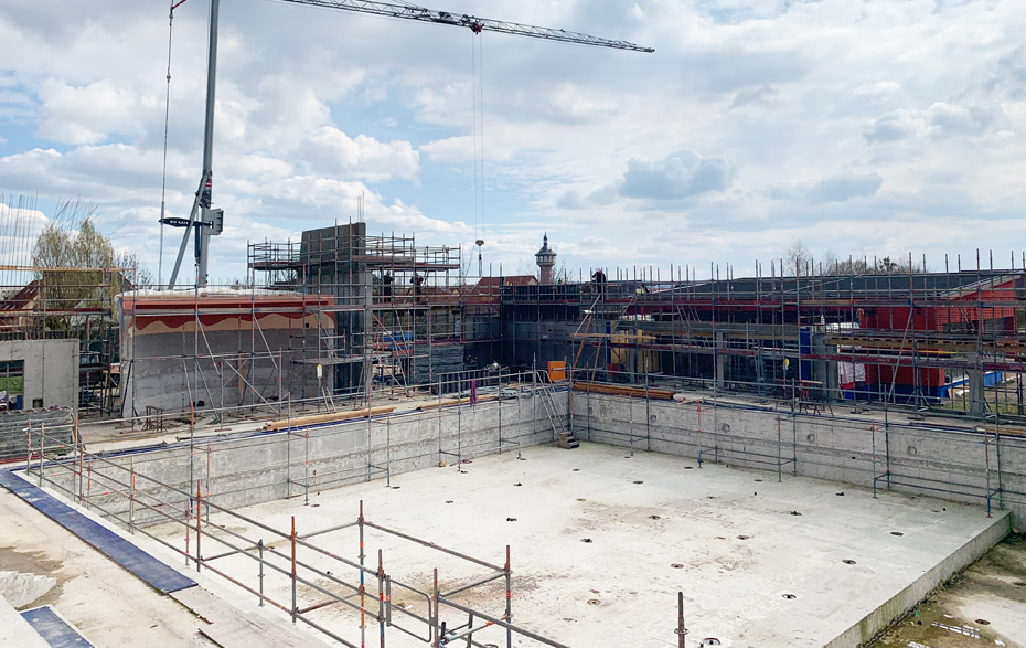 Foto: Baustelle mit Rohbau des Schwimmbeckens