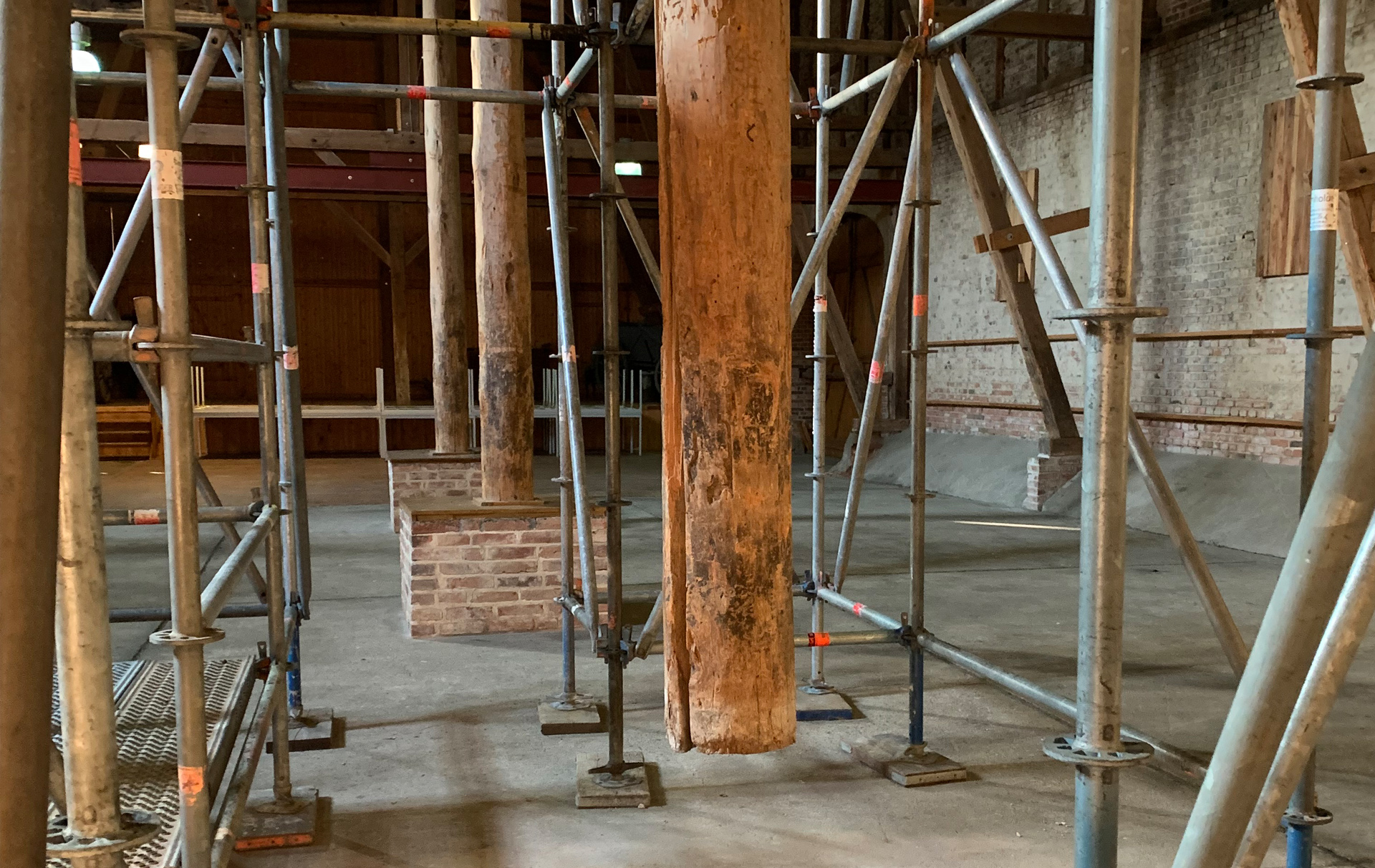 Foto: Gerüste in der Scheune