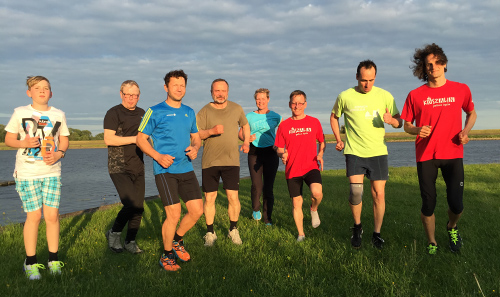 Foto: eine Laufgruppe in der Natur