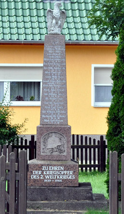 Foto: Stele mit Aufschrift und Adler