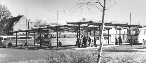 Foto: überdachte Bussteige mit Bussen und Fahrgästen