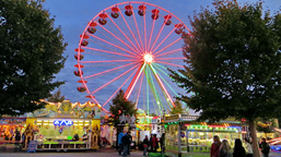 Foto: beleuchtetes Riesenrad