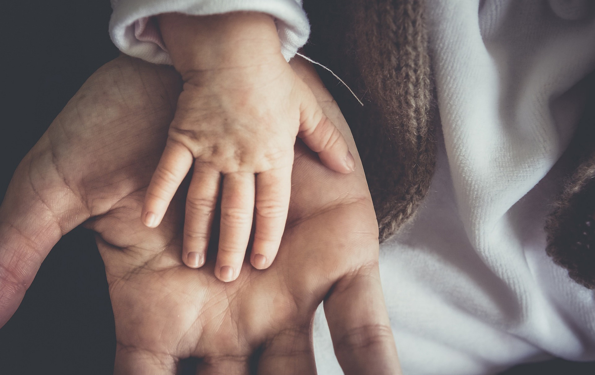 Foto: Kinderhand auf Männerhand Foto: Kinderhand auf Männerhand